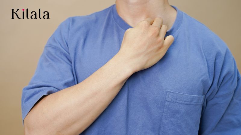 móc ngón tay vào hõm xương quai xanh